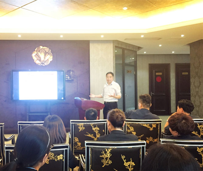 我司品控管理資深專家李永平為建恒物業(yè)開展了題為“挖掘業(yè)主期望是建立優(yōu)質業(yè)主公共關系的前提”的專題培訓