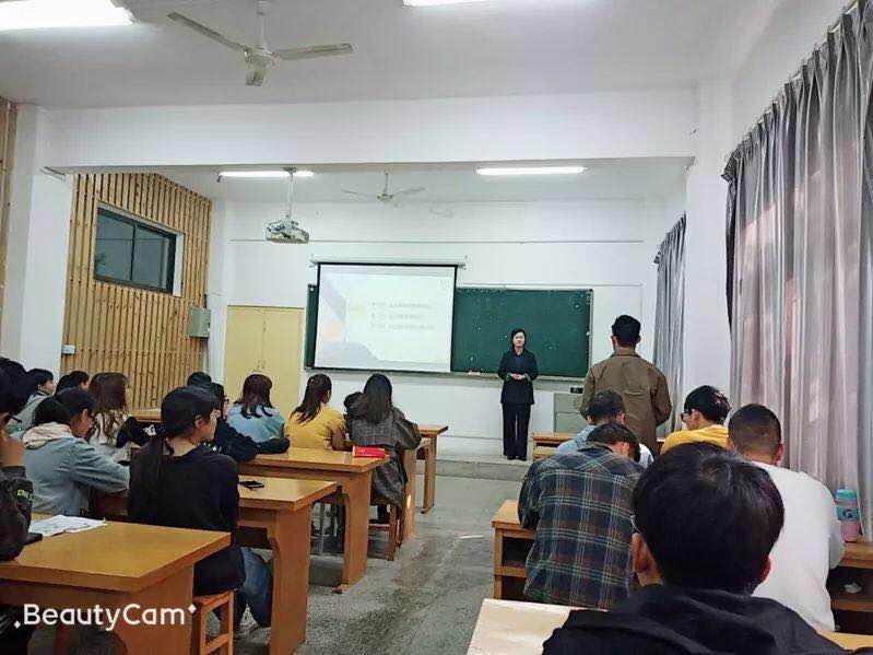 【博觀講壇】展望職業(yè)生涯、扎實(shí)專業(yè)基礎(chǔ) ——我司總經(jīng)理助理劉沁婷應(yīng)邀回母校開展優(yōu)秀畢業(yè)生分享交流會
